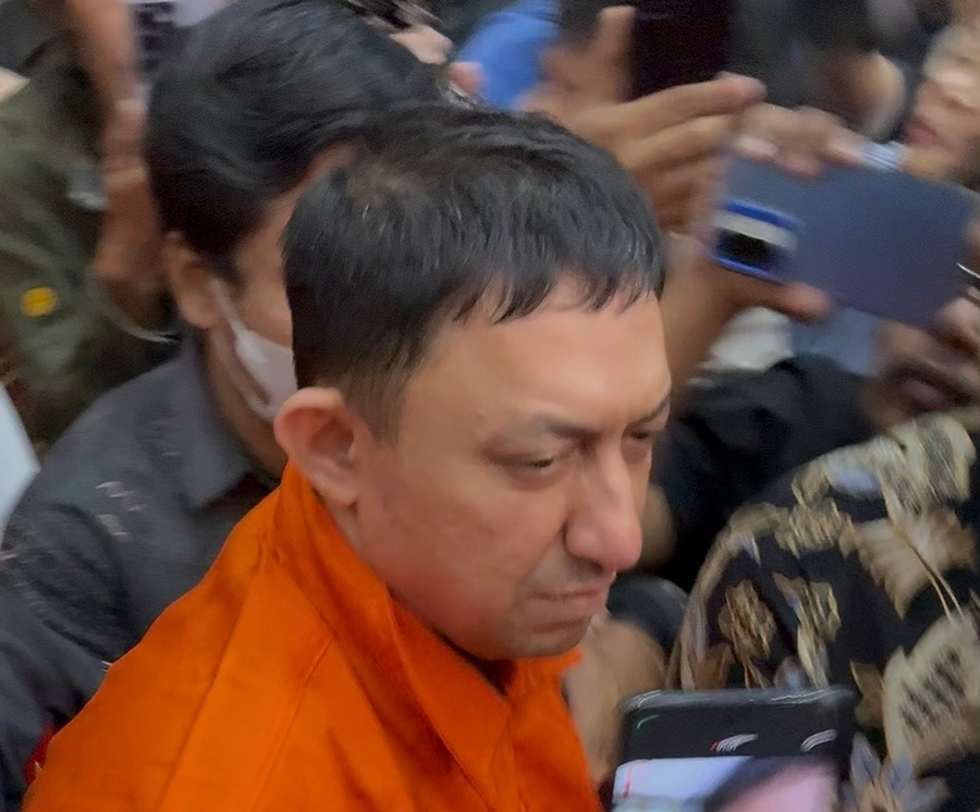 Fahd A Rafiq Bersama Tujuh Tersangka OTT Summarecon Digiring ke Mobil Tahanan KPK
