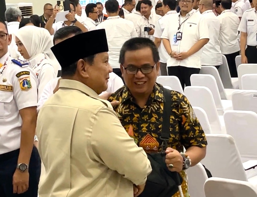Serba-serbi Prabowo Resmikan LRT, Salami Pria Bertongkat hingga Bagi-bagi Baju untuk Warga