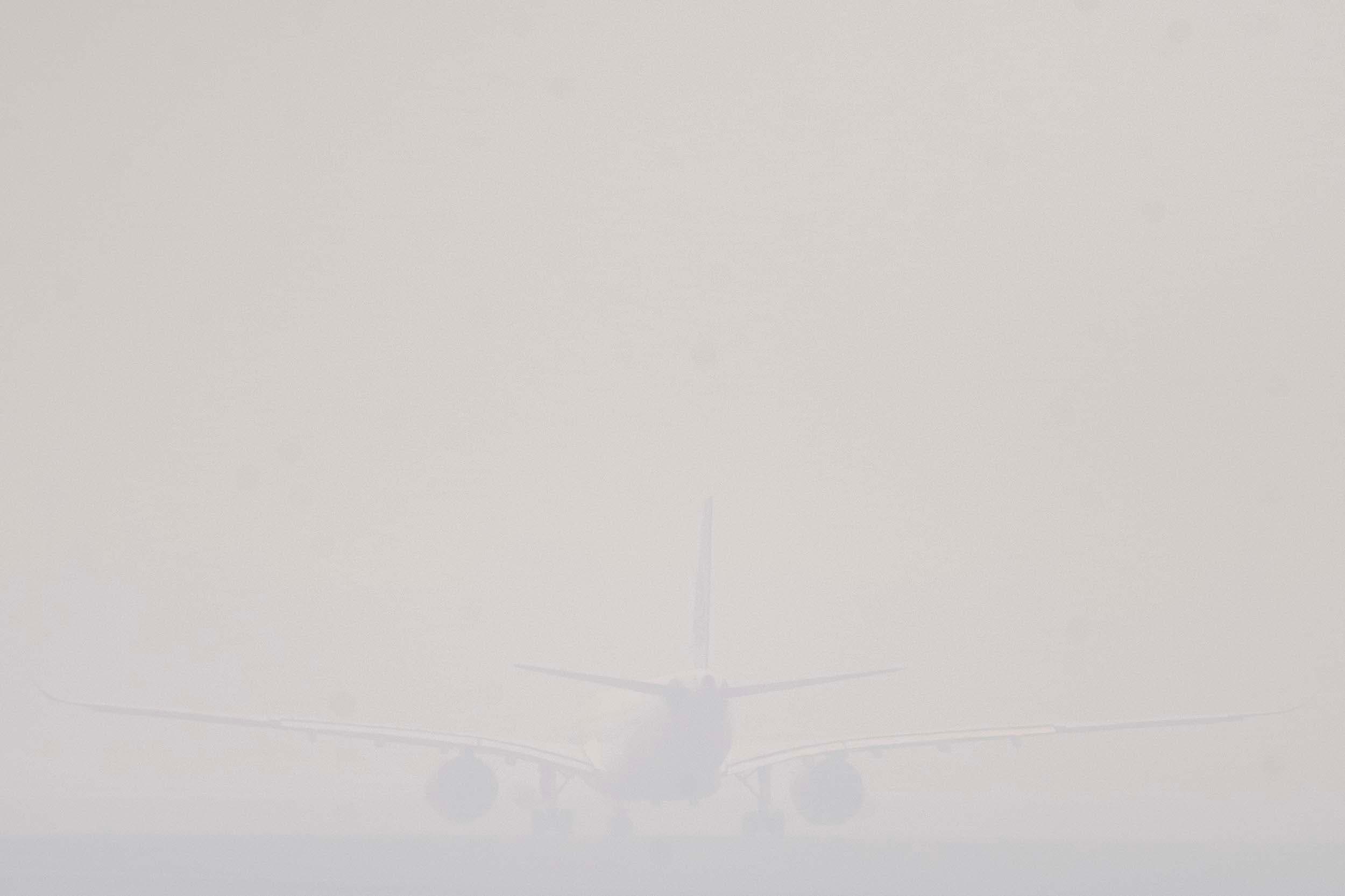 Pesawat komersial Airbus A330-941 milik maskapai penerbangan Lior Air mendarat di Bandara Internasional Sultan Mahmud Badaruddin (SMB) II Palembang, Sumatera Selatan, Kamis (17/9/2026). ANTARA FOTO/Nova Wahyudi/YU