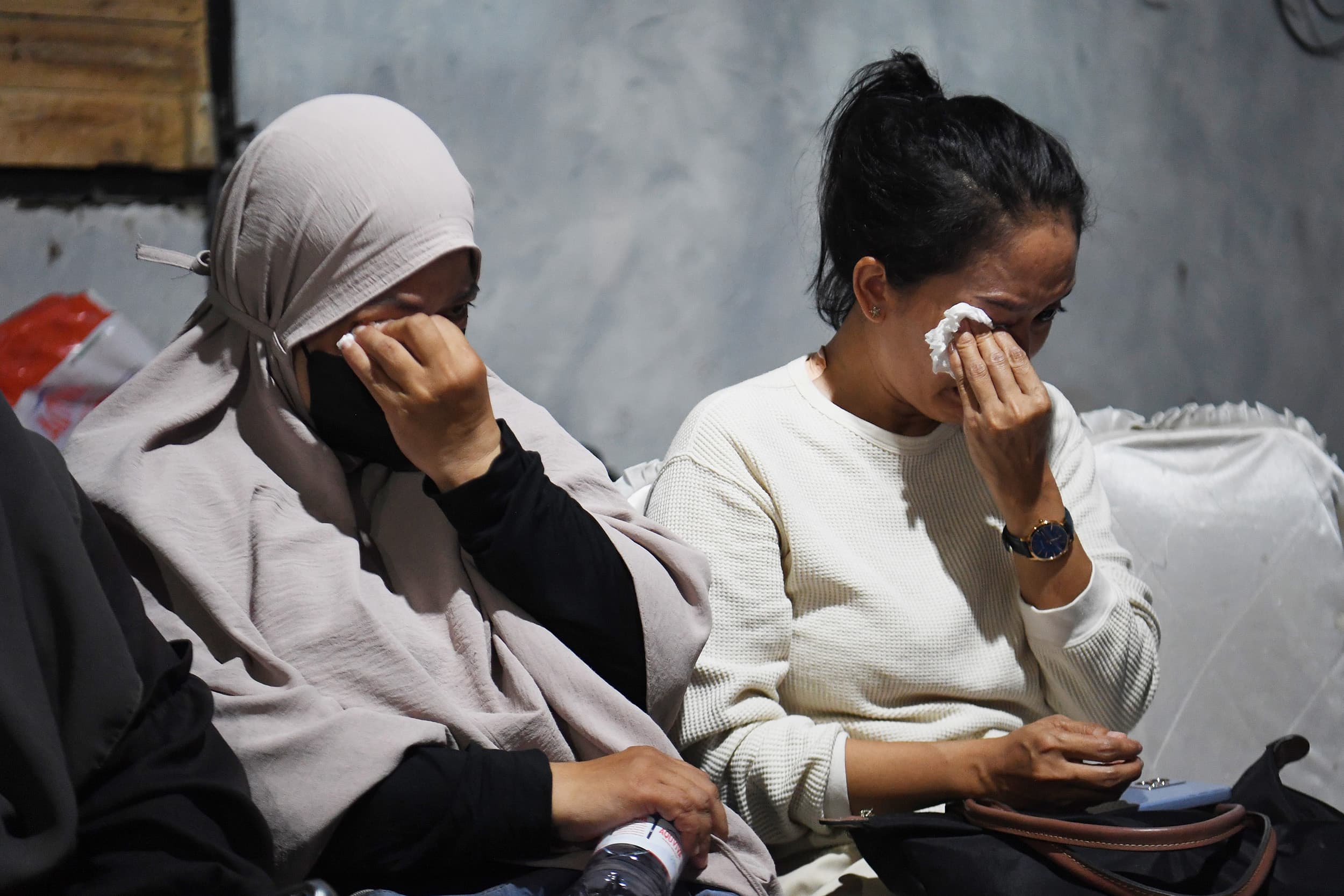 Istri jurnalis Merdeka.com yang hilang kontak, Arie Basuki, Yanti dan istri jurnalis iNews, Yudistiro Pranoto, Rodiah Nasution menangis usai pertemuan dengan tim SAR gabungan di Carita, Pandeglang, Banten, Kamis (17/9/2026).ANTARA FOTO/Akbar Nugroho Gumay/kye
