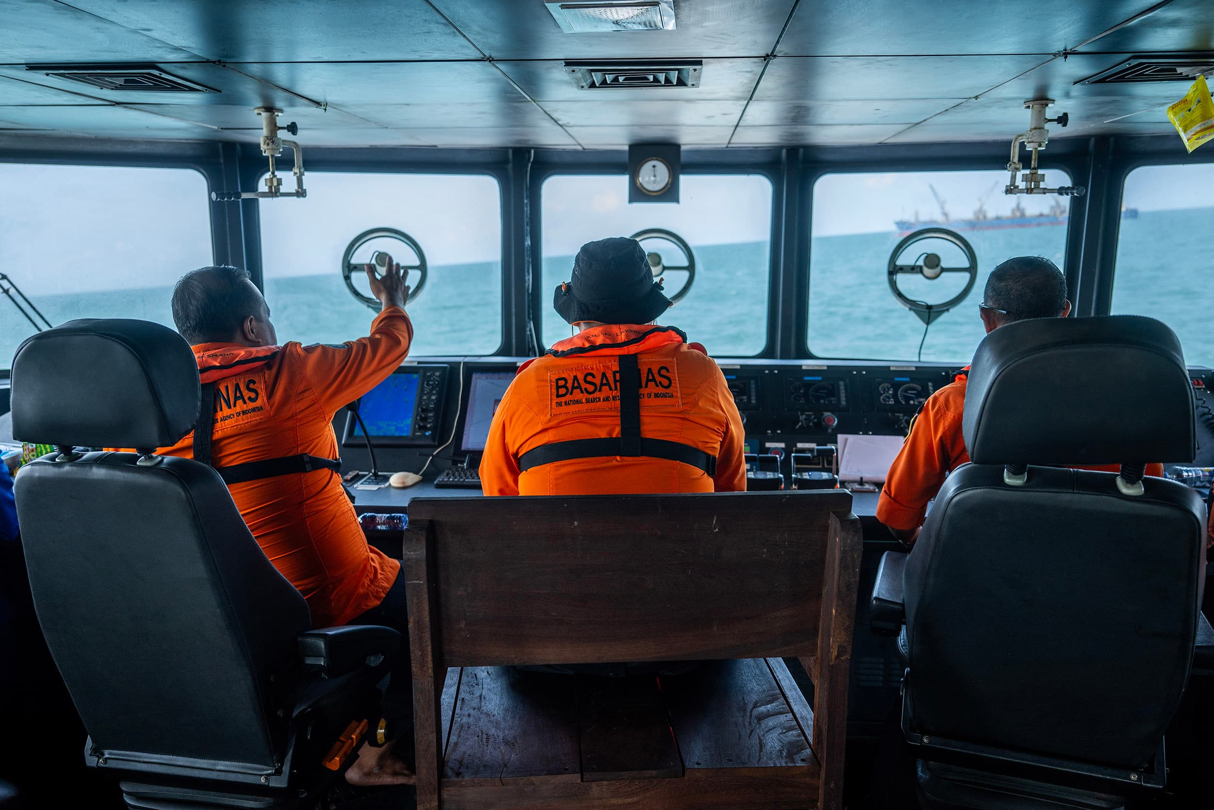 Petugas Basarnas di KN SAR Laksmana 241 melakukan pengamatan saat operasi SAR korban Kapal Motor (KM) Virgo Transport 8 di perairan Laut Jawa, Kalimantan Selatan, Kamis (17/9/2026). ANTARA FOTO/Bayu Pratama S/kye