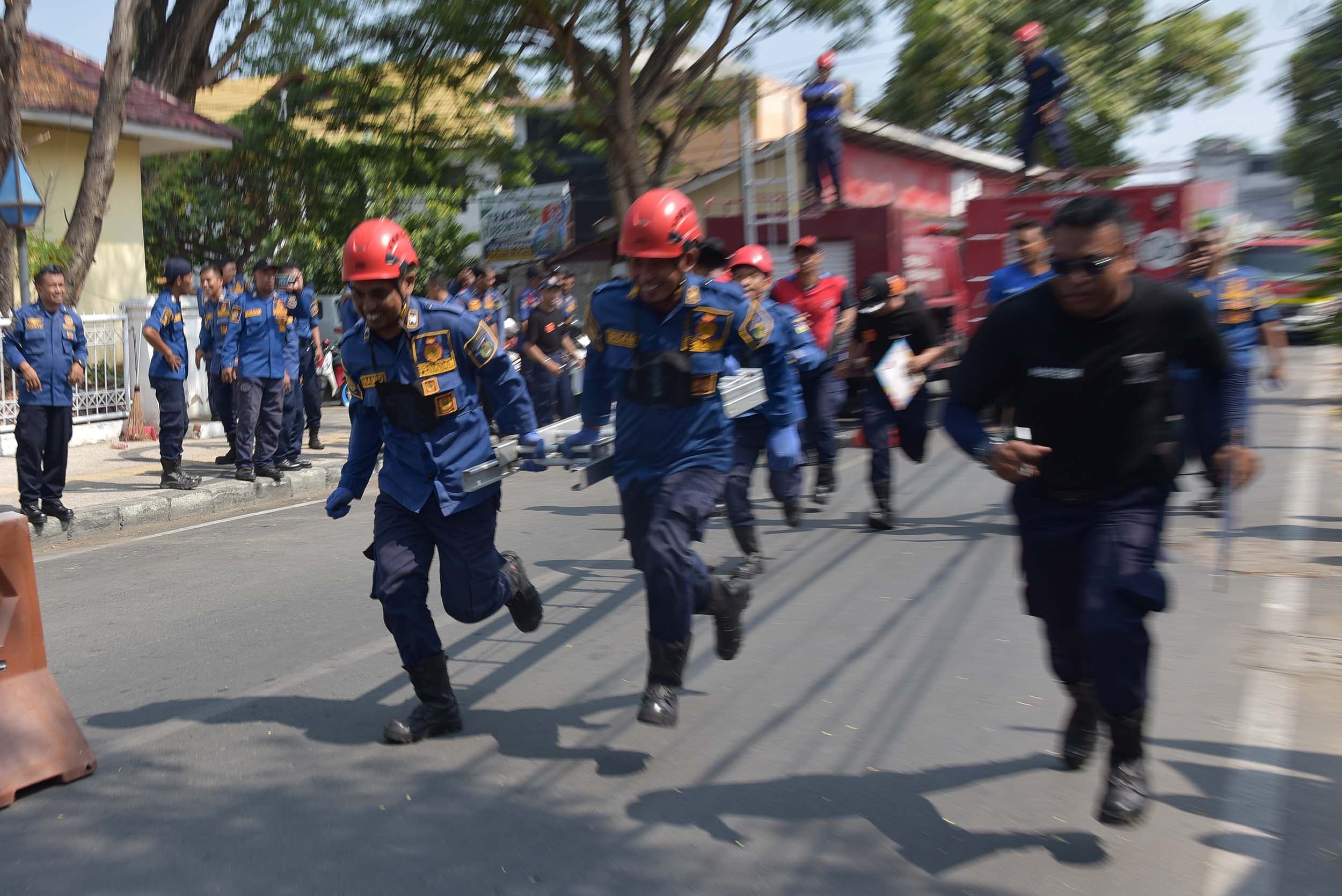 Personel Dinas Pemadam Kebakaran dan Penyelamatan (Damkarmat) berlari membawa tangga saat mengikuti kompetisi keterampilan dan ketangkasan di Palu, Sulawesi Tengah, Sabtu (19/9/2026). ANTARA FOTO/Muhammad Rifki Hasan/wsj.
