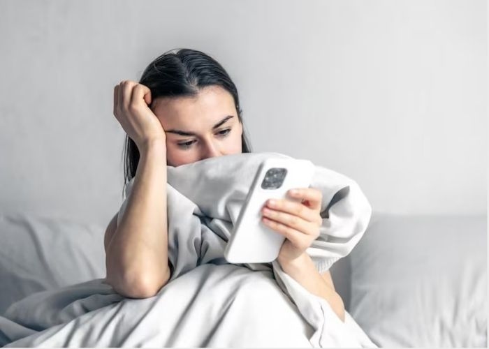 Apa Itu Doomscrolling? Ini Dampaknya pada Pikiran dan Kualitas Tidur