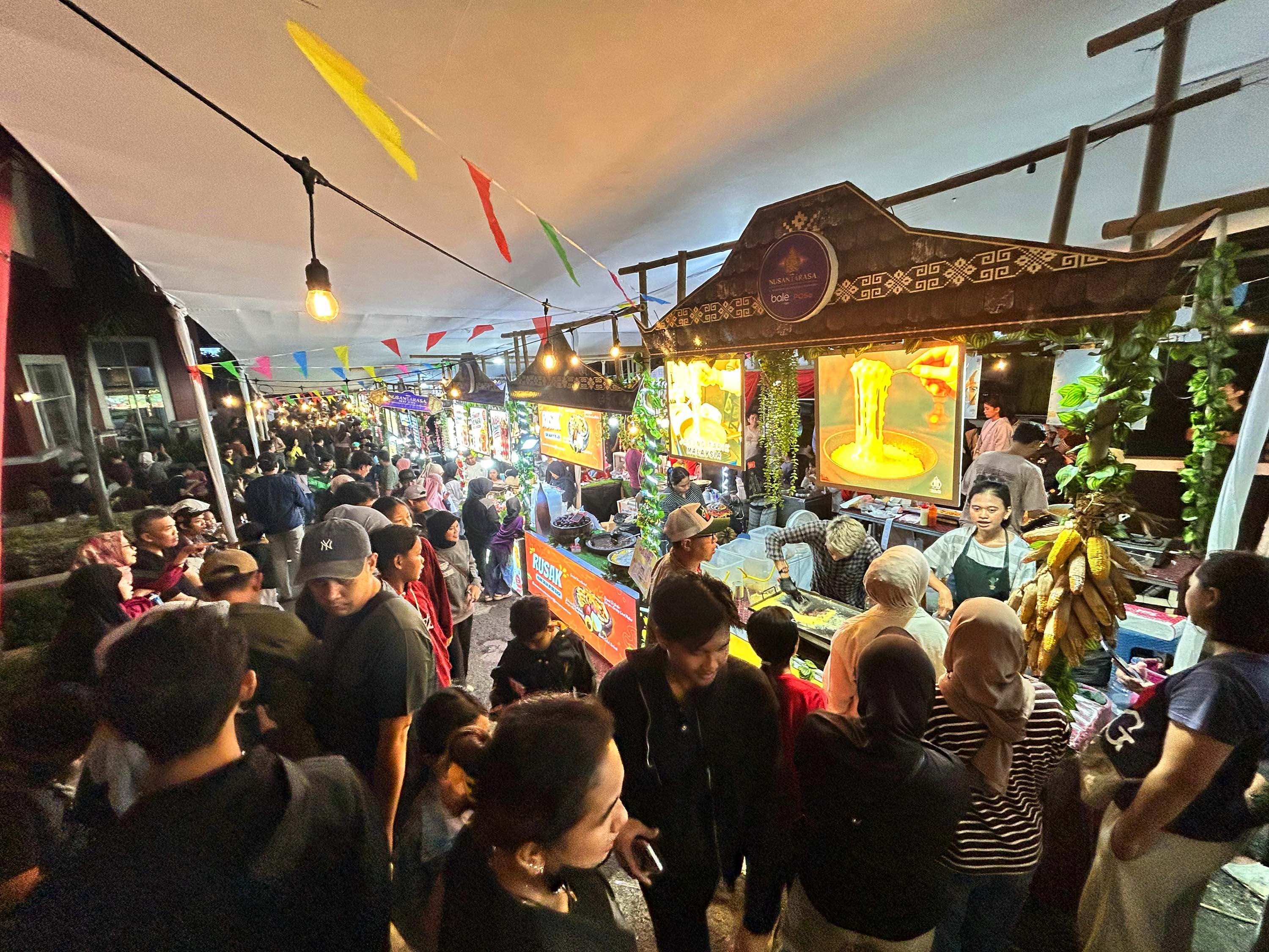 Pengunjung saat meramikan stand UMKM yang ada di Festival kuliner Nusantarasa Next Level yang diselenggarakan di CBD Ciledug Family Mall, Kota Tangerang, Banten, Sabtu (19/8/2026).AKURAT.CO/Sopian