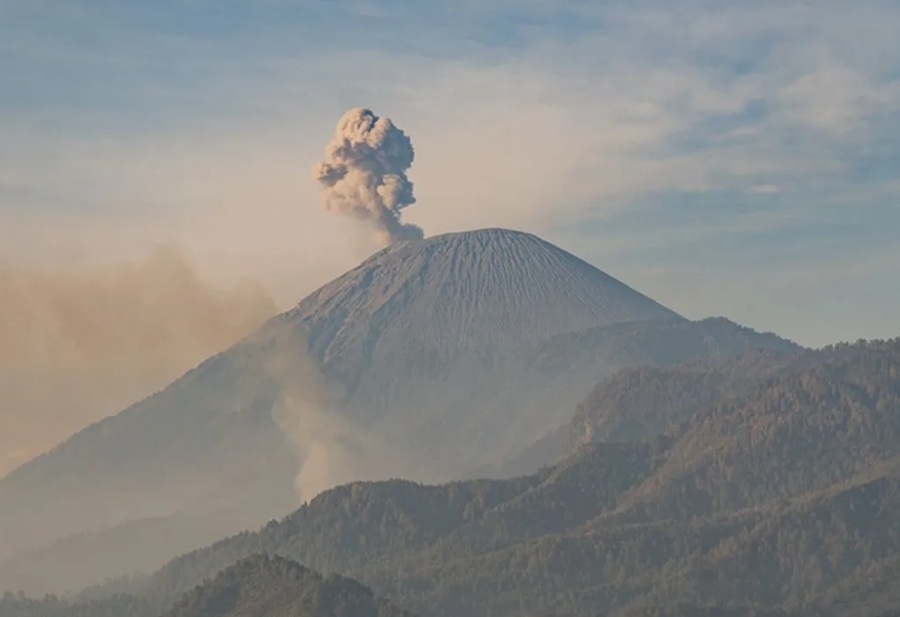 Ada Erupsi, Masyarakat Dilarang Beraktivitas 13 Km dari Puncak Gunung Semeru