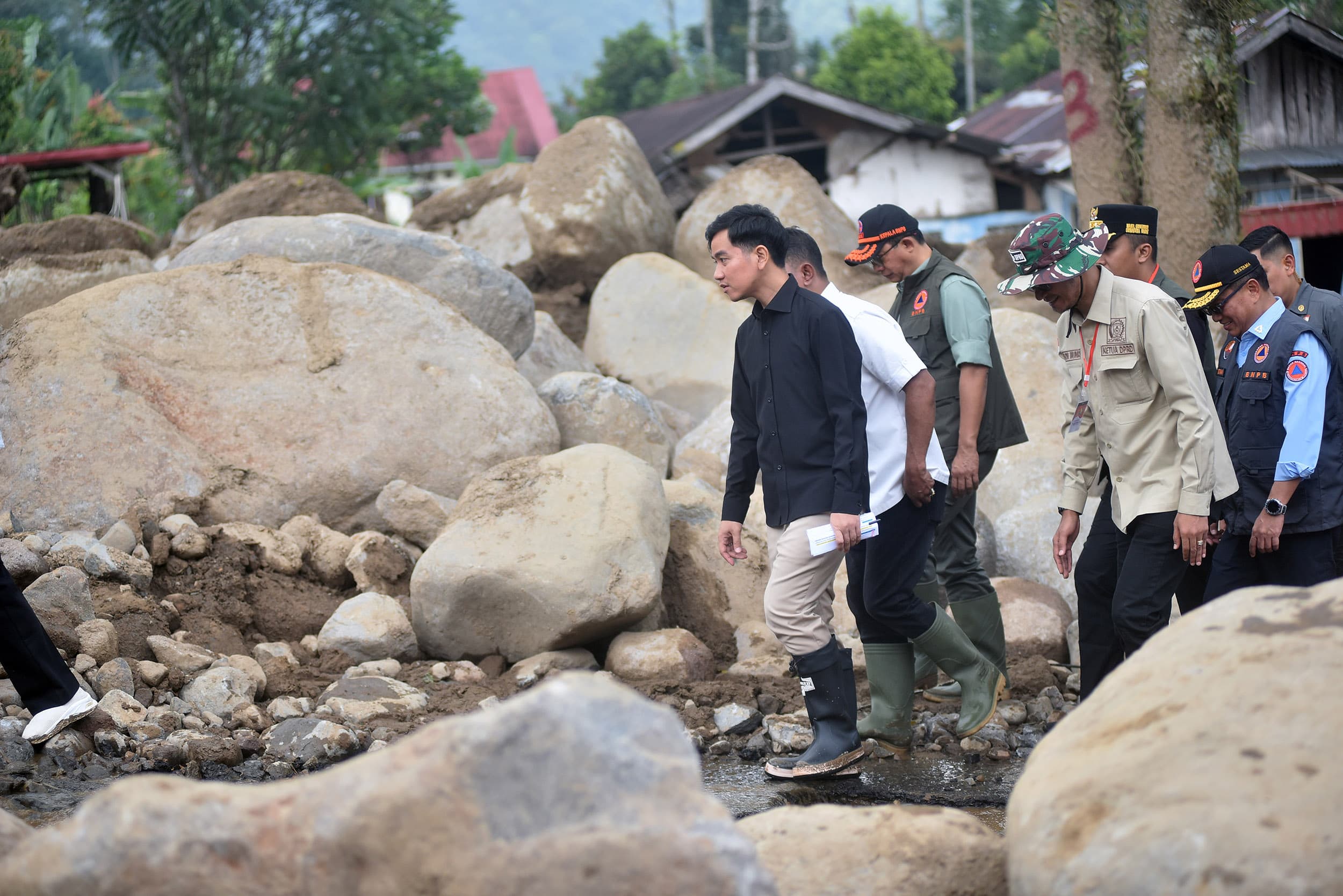 Wakil Presiden Gibran Rakabuming Raka (kiri) meninjau lokasi terdampak banjir bandang di Arosuka, Solok, Sumatera Barat, Jumat (25/9/2026). ANTARA FOTO/Fitra Yogi/kye