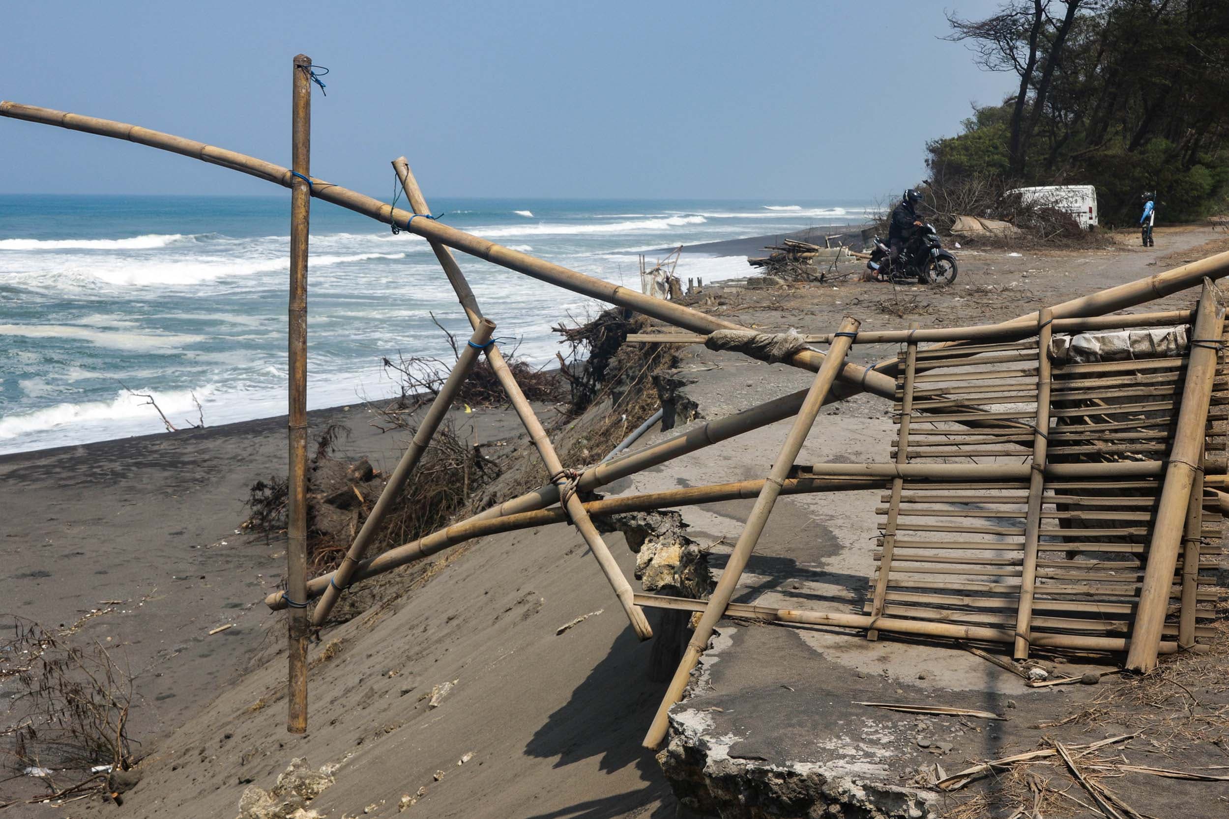 Pengendara sepeda motor melintasi jalan yang longsor akibat abrasi di Pantai Cangkring, Srandakan, Bantul, DI Yogyakarta, Jumat (25/9/2026). ANTARA FOTO/Rahid Putra Laksana/app/agr