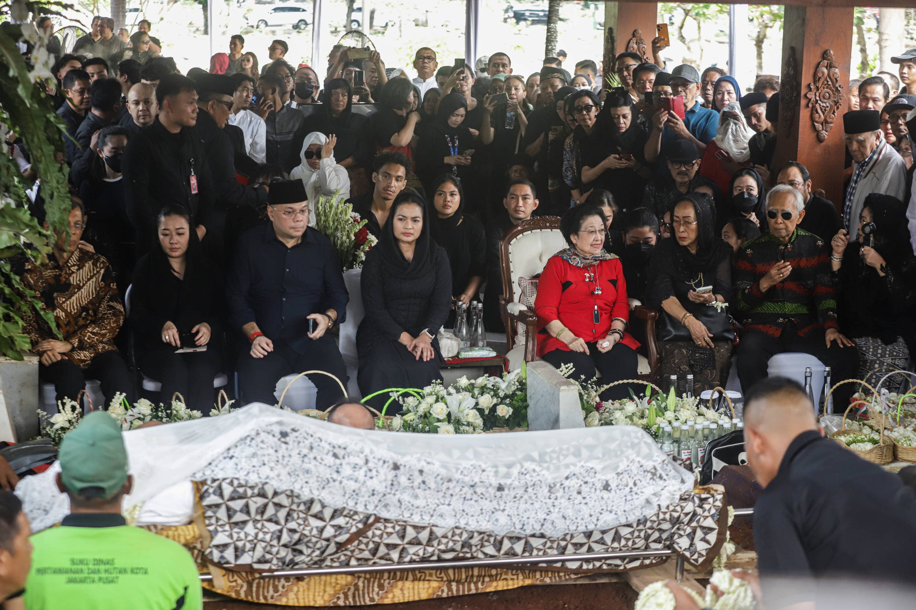 Presiden ke-5 RI Megawati Soekarnoputri (keempat kanan) bersama Guntur Soekarnoputra (kedua kanan), dan Sukmawati Soekarnoputri (ketiga kanan) menghadiri pemakaman adiknya, Guruh Soekarnoputra di TPU Karet Bivak, Jakarta, Sabtu (26/9/2026).AKURAT.CO/Endra Prakoso