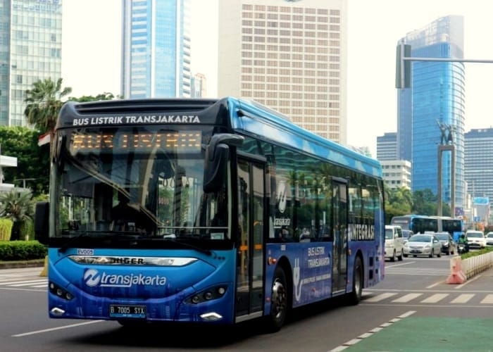 Bukan Cuma Soal Bau, Kasus Penumpang BAB di Transjakarta dalam Sudut Pandang Islam: Mengapa Adab Publik Itu Bagian dari Iman?