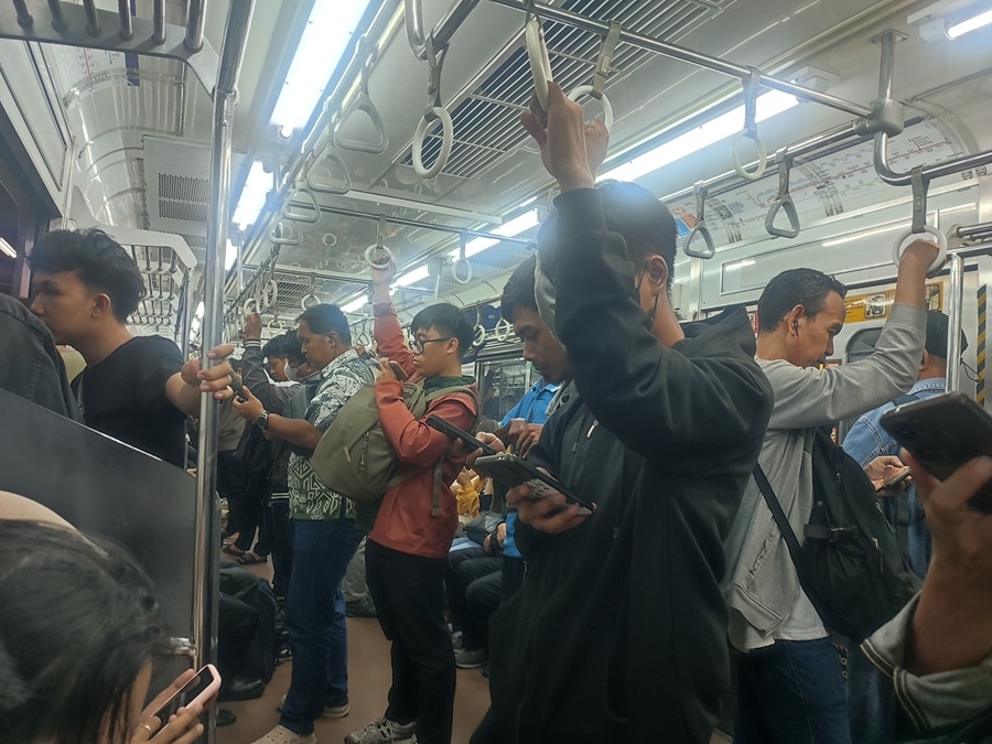 KRL Cikarang Tertahan di Bekasi, Penumpang Menunggu hingga Satu Jam
