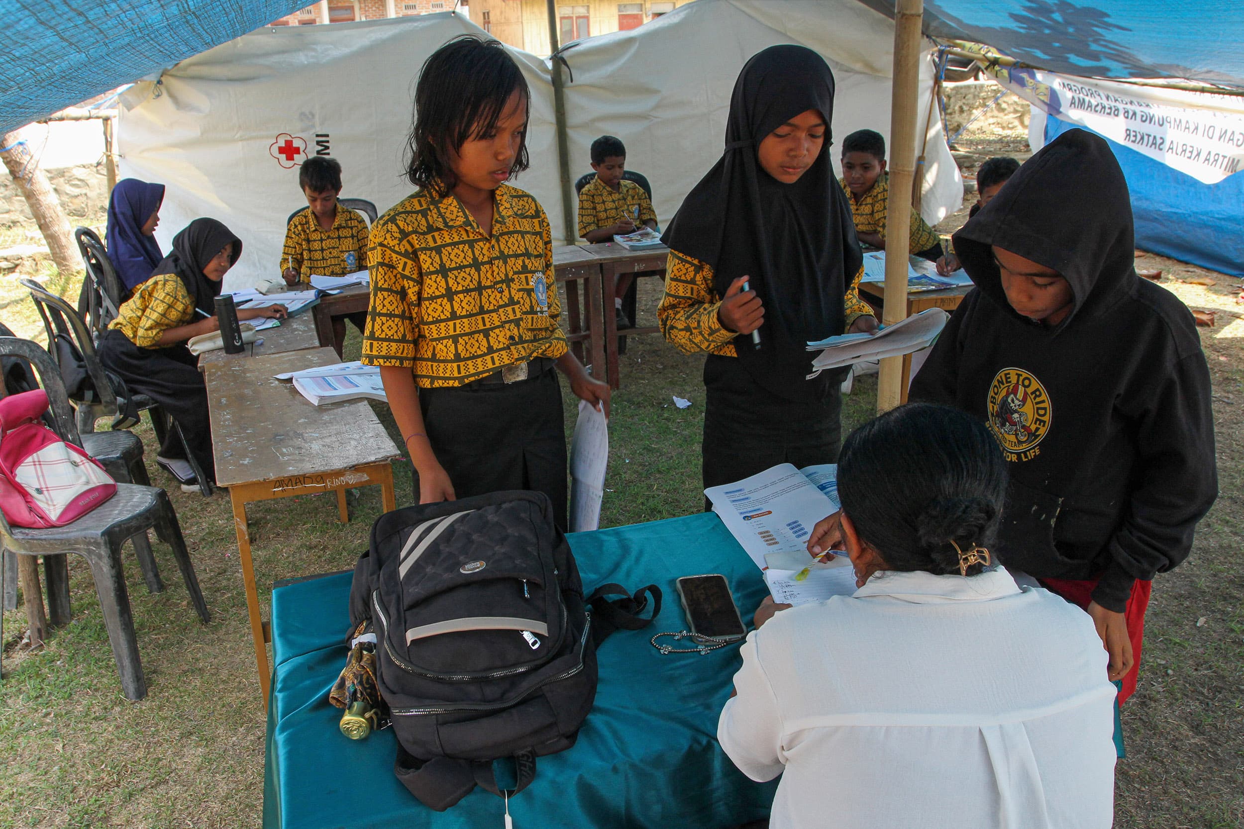 Guru dan murid mengikuti kegiatan belajar mengajar di tenda darurat SD Negeri Kaburea, Desa Tendakinde, Kabupaten Nagekeo, Nusa Tenggara Timur, Rabu (30/9/2026).ANTARA FOTO/Mega Tokan/kye