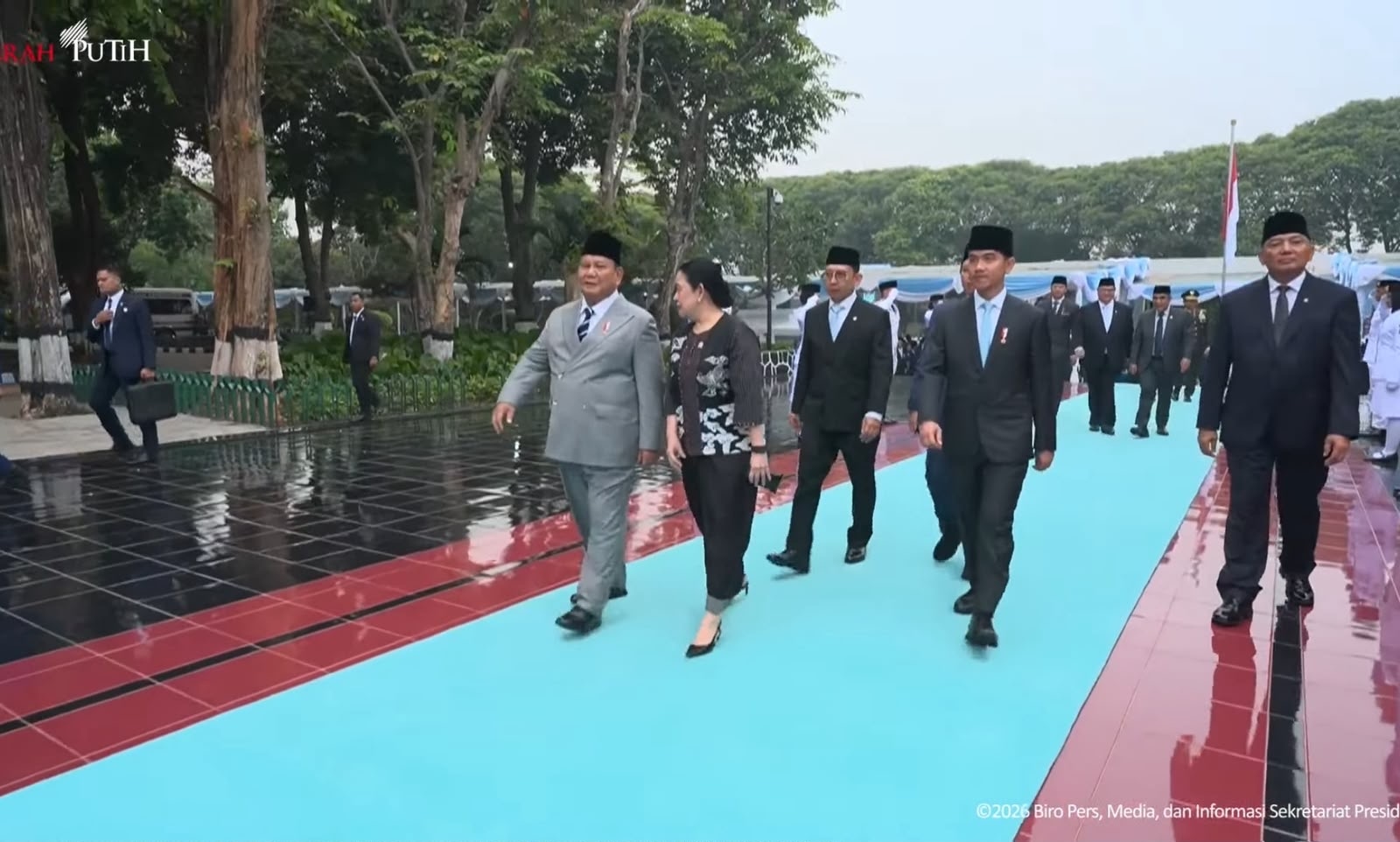 Prabowo Jalan Berdampingan dengan Puan Saat Tinjau Monumen Pancasila Sakti