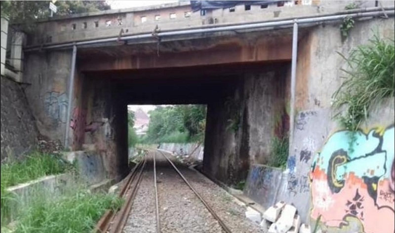 Viral Keranda Masuk Terowongan Sempit: Apa Hukum Mempersulit Jalan Jenazah Menuju Makam?
