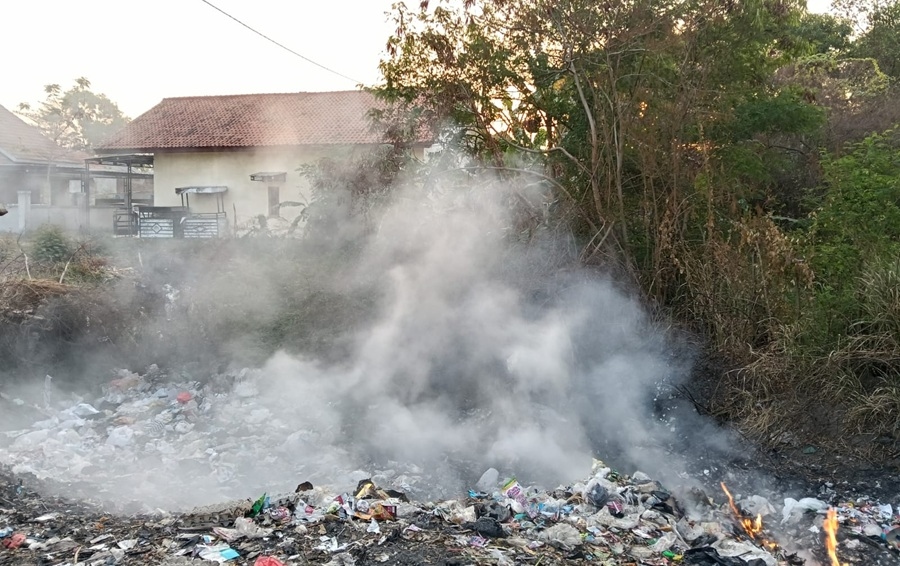 Warga Sutawinangun Keluhkan Tempat Pembuangan Sampah Liar, Limbah Perusahaan Diduga Dibuang Sembarangan