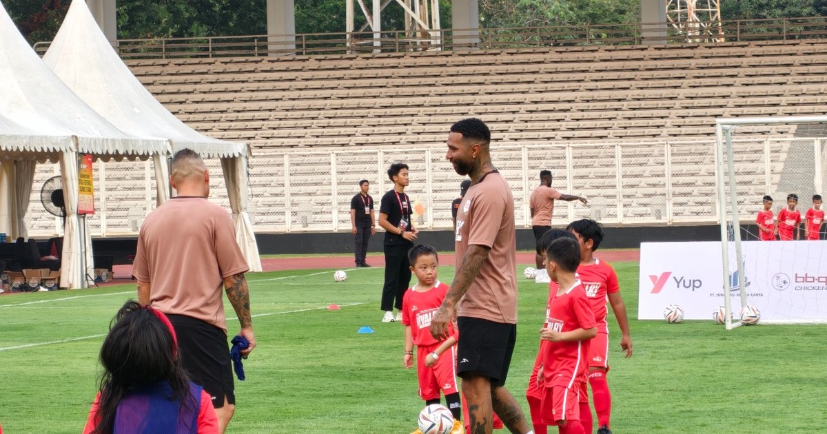 Gibran Pantau Langsung Jan Ethes Ikut Coaching Clinic bersama Legenda MU dan Arsenal