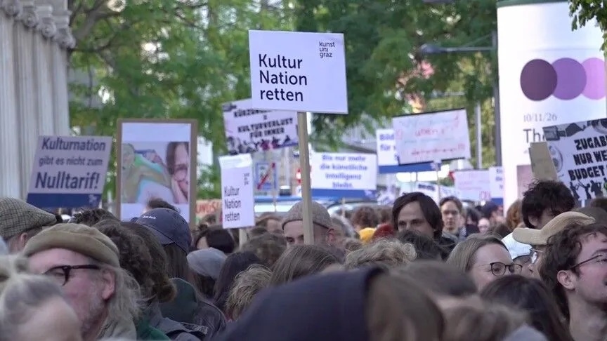 Ribuan Orang dari Komunitas Perguruan Tinggi Turun ke Jalan di Ibu Kota Austria, Protes Pemotongan Anggaran Pendidikan