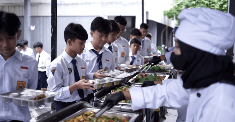 MBG Sistem Prasmanan Diuji Coba di 66 SPPG, Siswa Bisa Tambah Makan