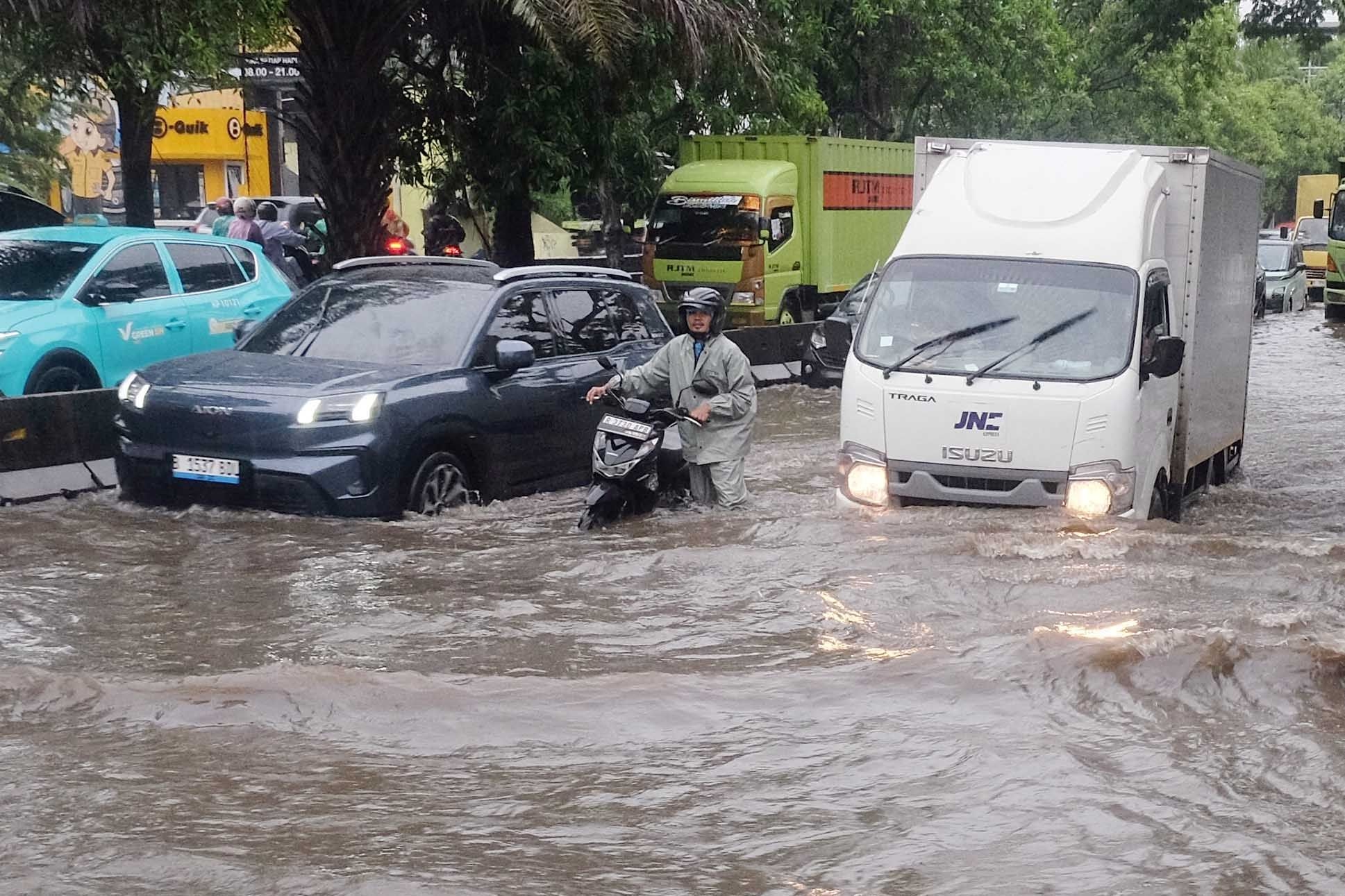 Jakarta Banjir, Pramono Anung Ingatkan Warga Tidak Buang Sampah Sembarangan