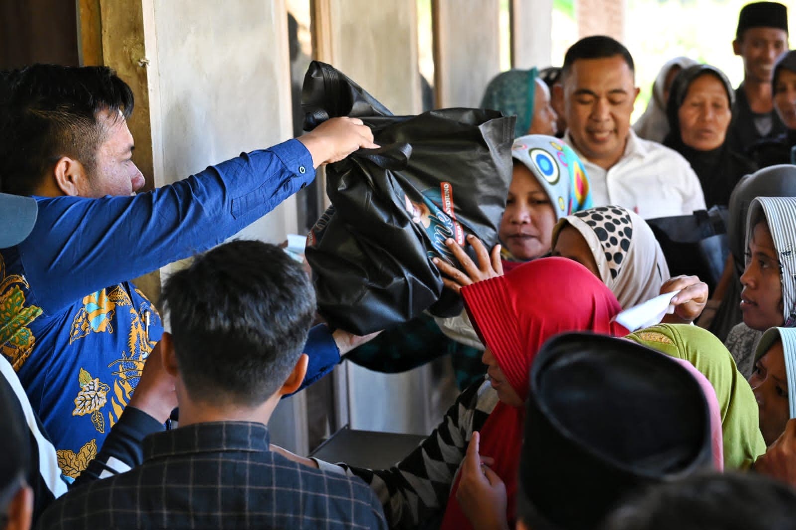 Cuma Rp10 Ribu, Masyarakat Pamekasan Bisa Tebus Sembako Murah Dari Relawan SandiUno