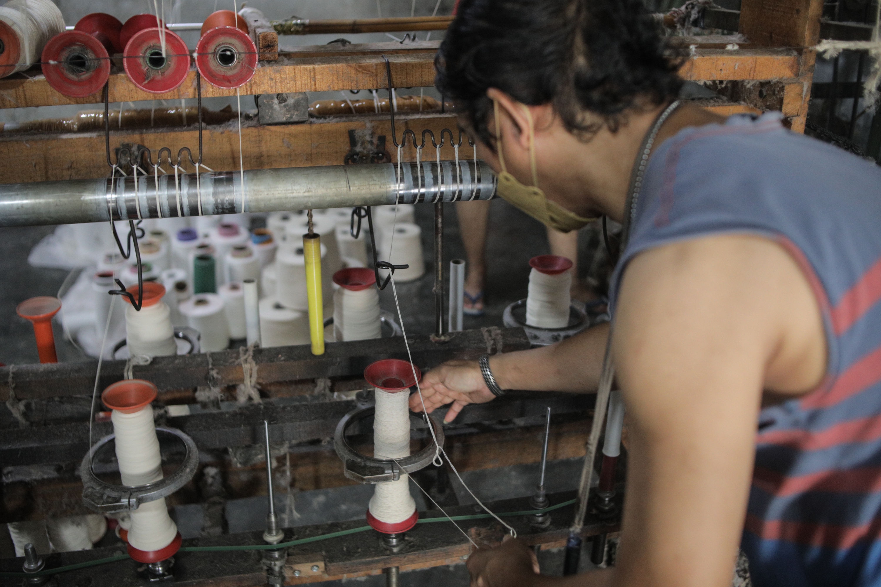 Suka Memberi Pertolongan kepada Orang Lain agar Dapat Berdiri Sendiri Merupakan Butir Pengamalan Pancasila pada....