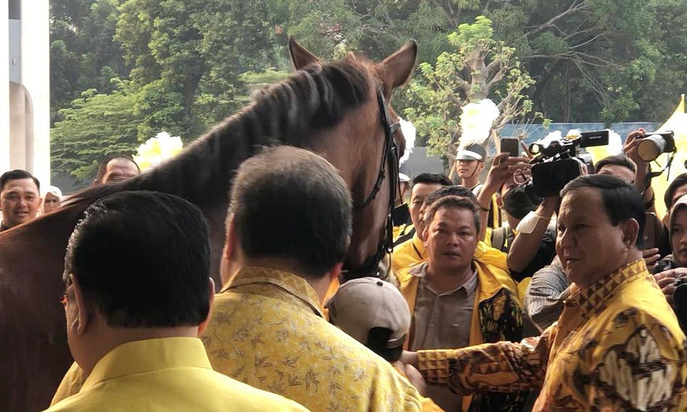 Sambangi Markas Golkar, Prabowo Dihadiahi Kuda