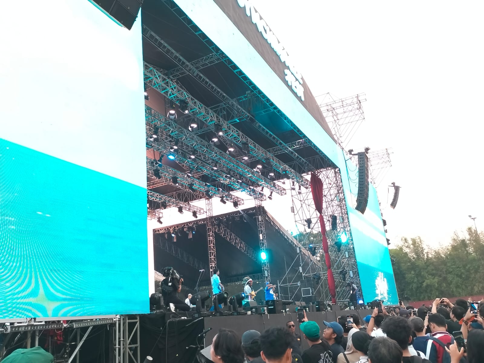 Parade Hujan Tampil Di Synchronize Fest Hari Pertama, Banyak Kejutan