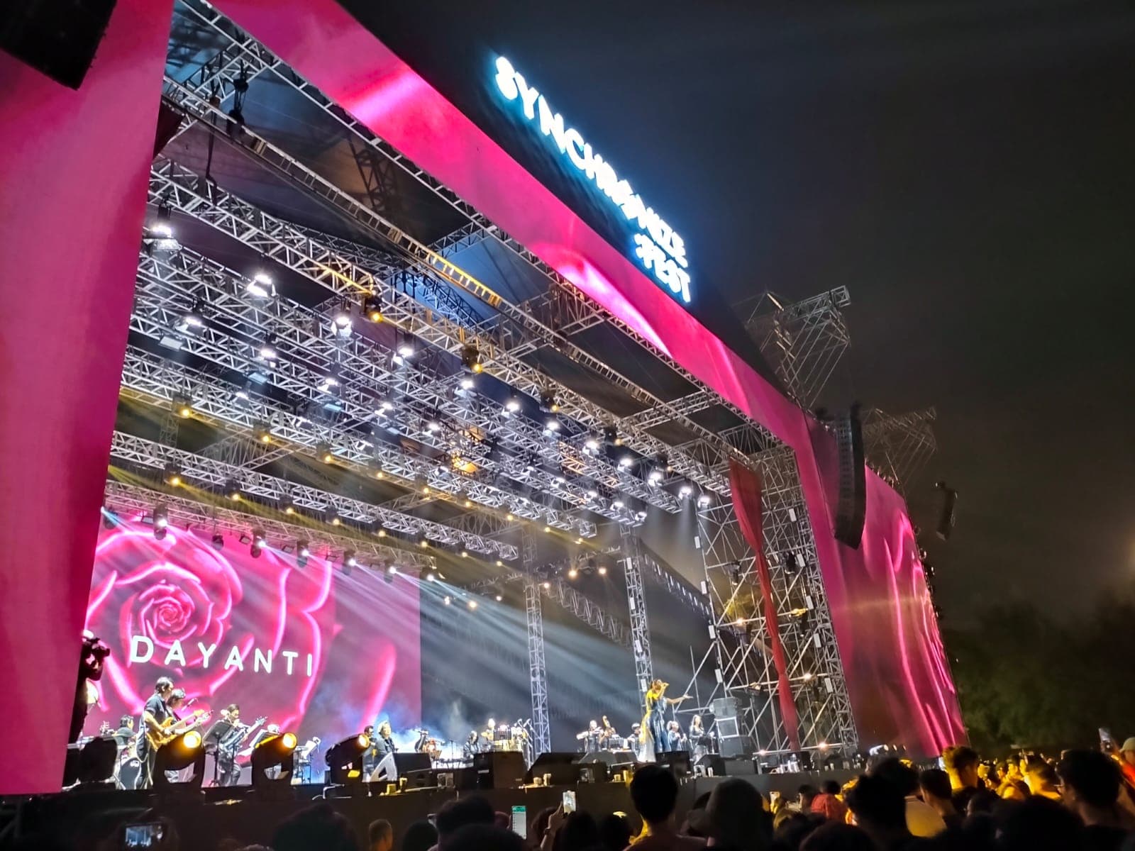 Kris Dayanti Beri Buah Tangan Untuk Penonton Yang Hadir Di Synchronize Fest