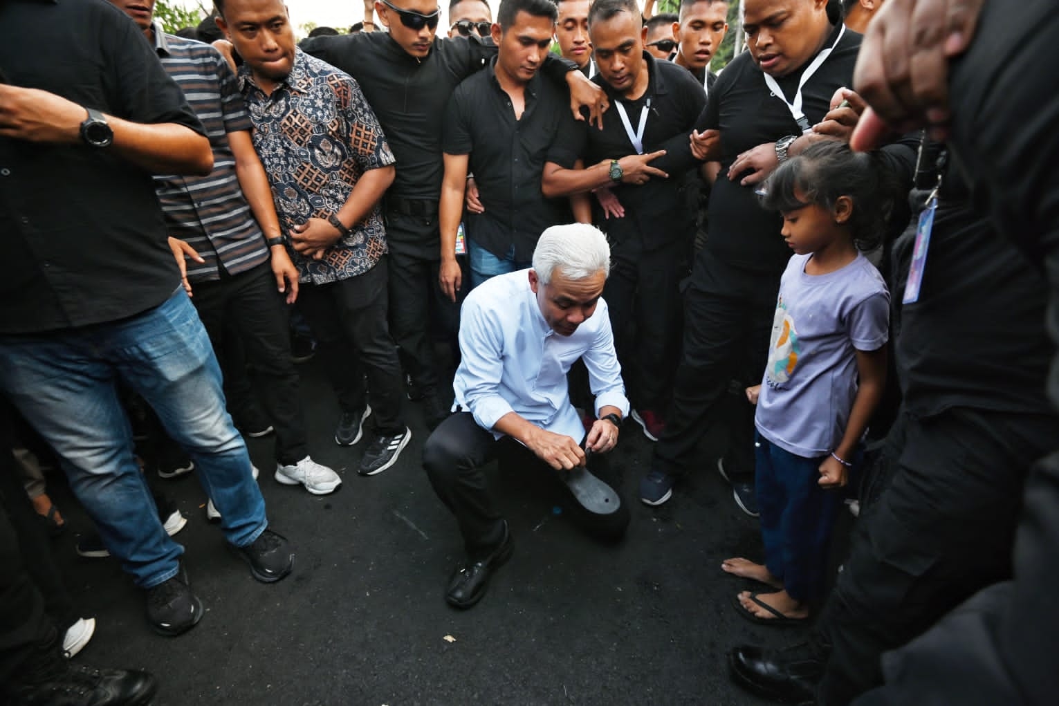 Di Akhir Masa Jabatannya, Ganjar Masih Bantu Perbaiki Sandal Jepit Anak Kecil Yang Terlepas