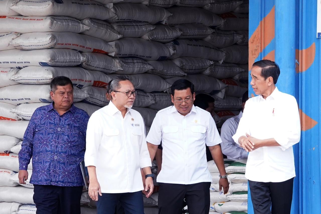 Dampingi Jokowi Salurkan Bansos Beras, Zulhas: Dipercepat Untuk Tekan Harga