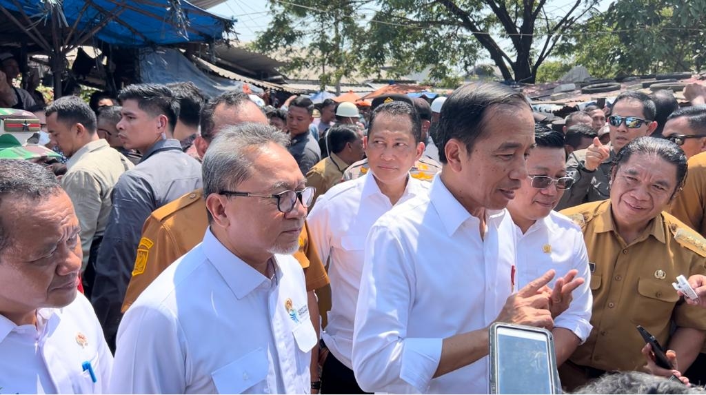 Kembali Dampingi Jokowi Ke Pasar, Mendag Zulhas: Alhamdulillah Harga Bahan Pokok Stabil