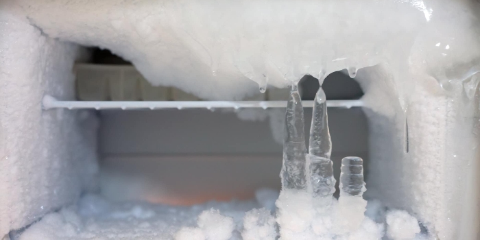 5 Cara Membersihkan Bunga Es Tanpa Mencabut Colokan Kulkas