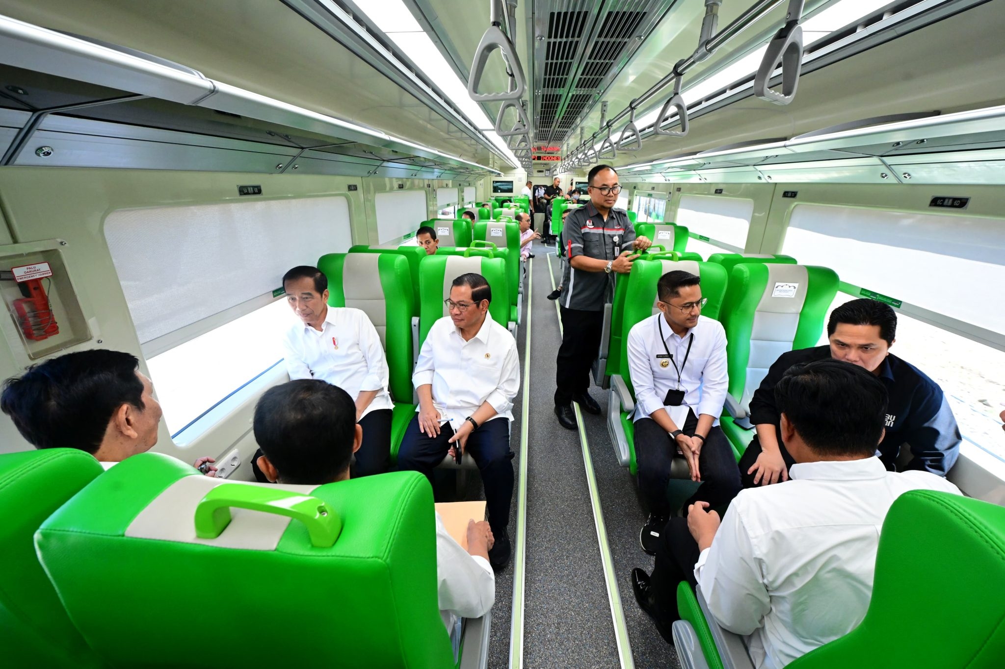 Dampingi Jokowi Jajal Kereta Cepat Jakarta-Bandung, Para Menteri Ikut Senang