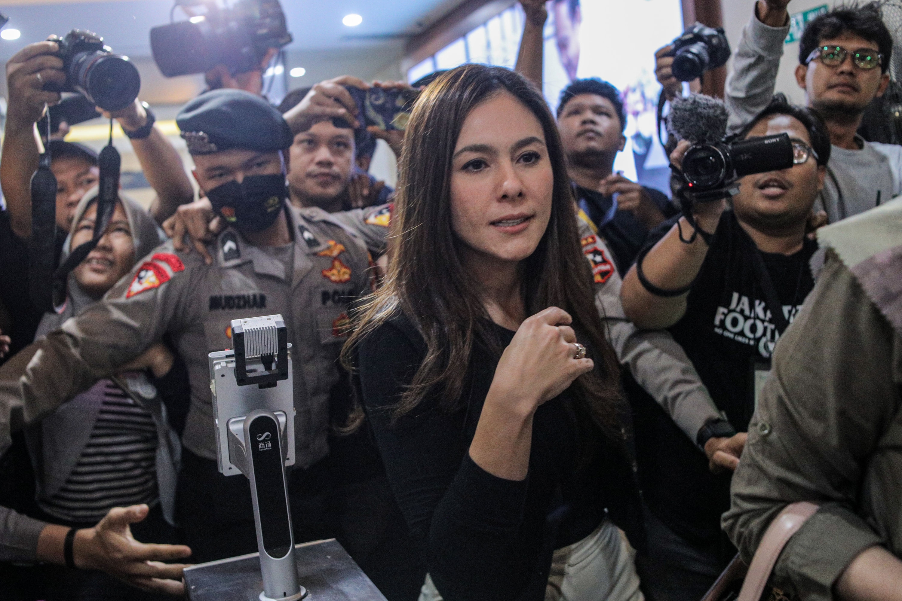 Penuhi Panggilan, Begini Respon Wulan Guritno Usai Diperiksa