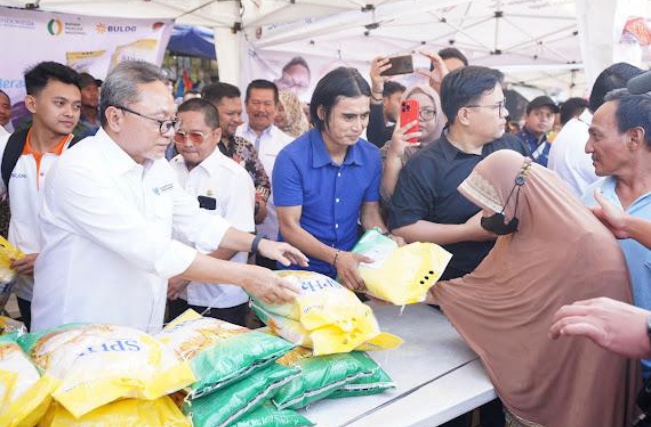 Bantu Rakyat, Mendag Zulhas Ditemani Charly Bagi-bagi 500 Karung Beras Gratis Ke Warga Lampung