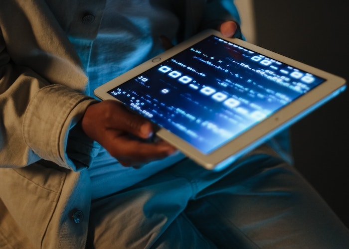 7 Tips Menjaga Mata Tetap Sehat Saat Menatap Layar HP Atau Laptop