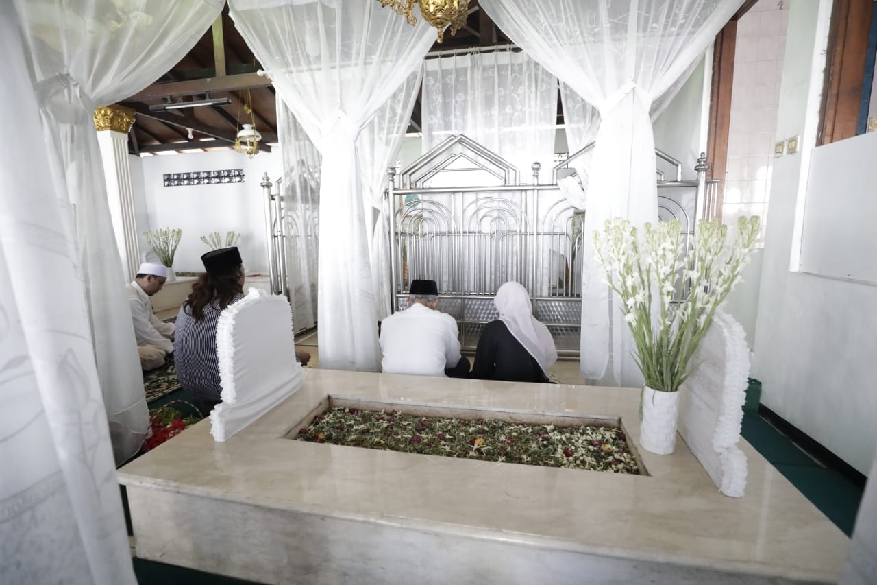 Ziarah Ke Makam Syekh Muhammad Utsman, Pengasuh Ponpes Raudlatul Muta'allimin Doakan Ganjar Jadi Presiden
