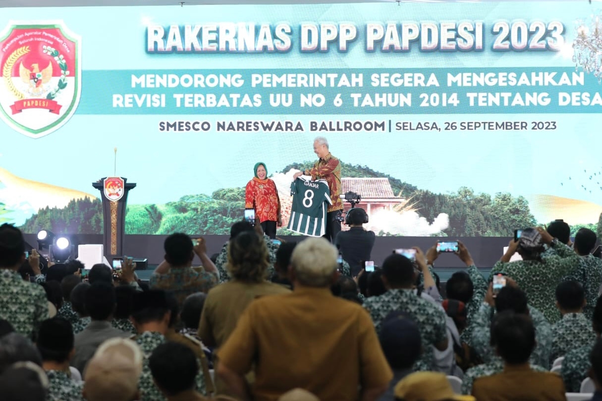 Kepala Desa Se-Indonesia Berikan Jersey MU Nomor 8, Ini Maknanya Bagi Ganjar