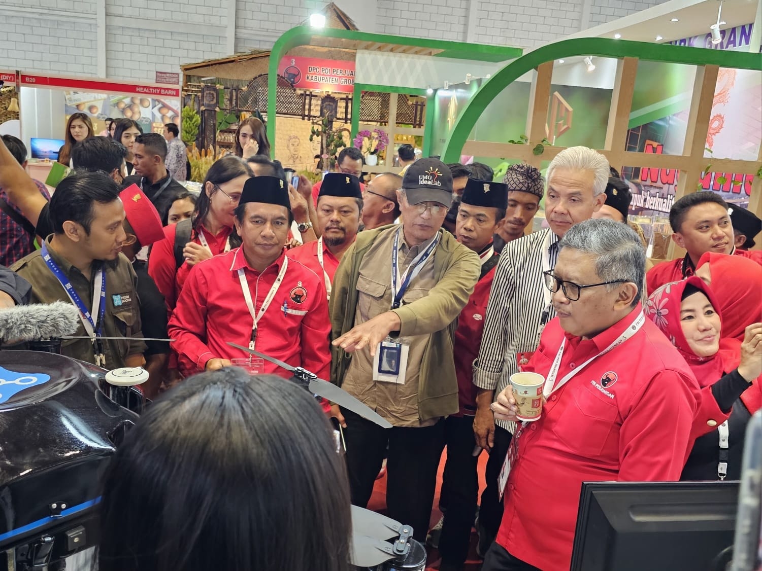 Hadiri Rakernas PDIP, Ganjar Dihadiahi Bokor, Kain Dan Peci
