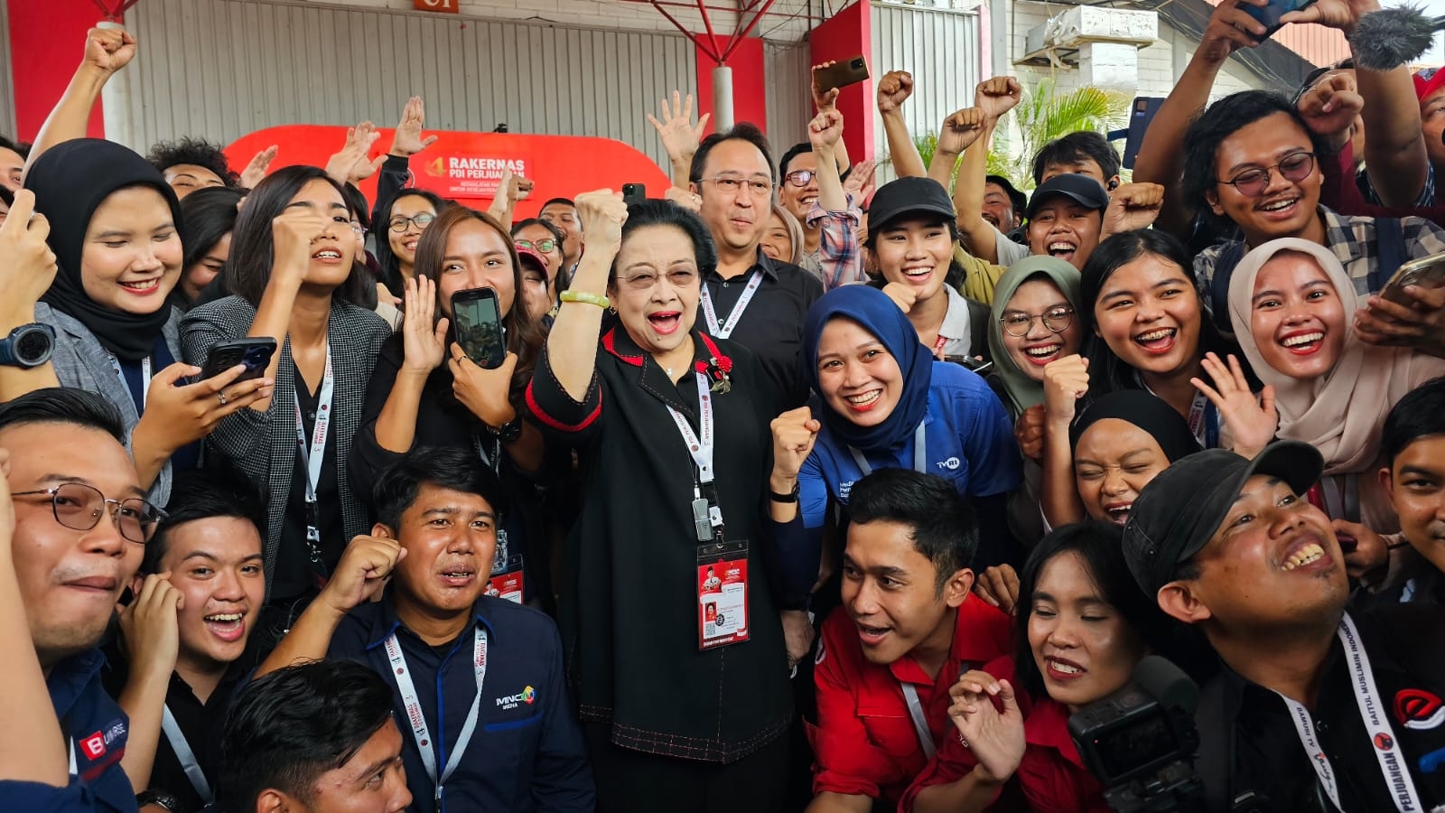Saat Megawati Pekikan Salam Pancasila Dan Merdeka Bersama Wartawan