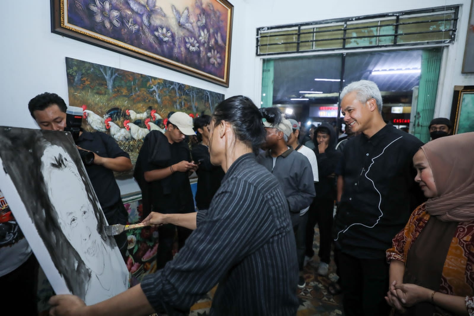 Ganjar Di Jalan Braga, Makan Nasi Goreng Hingga Temui Pelukis