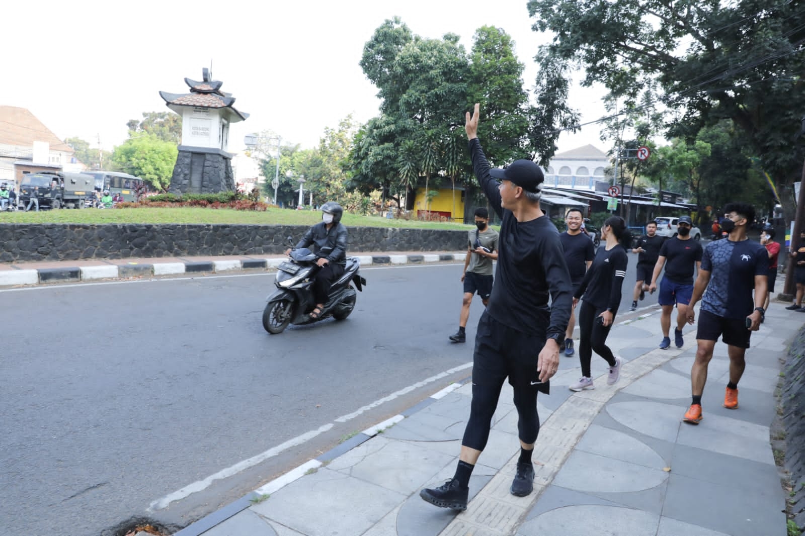 Sambil Lari Pagi, Ganjar Sapa Masyarakat Bandung