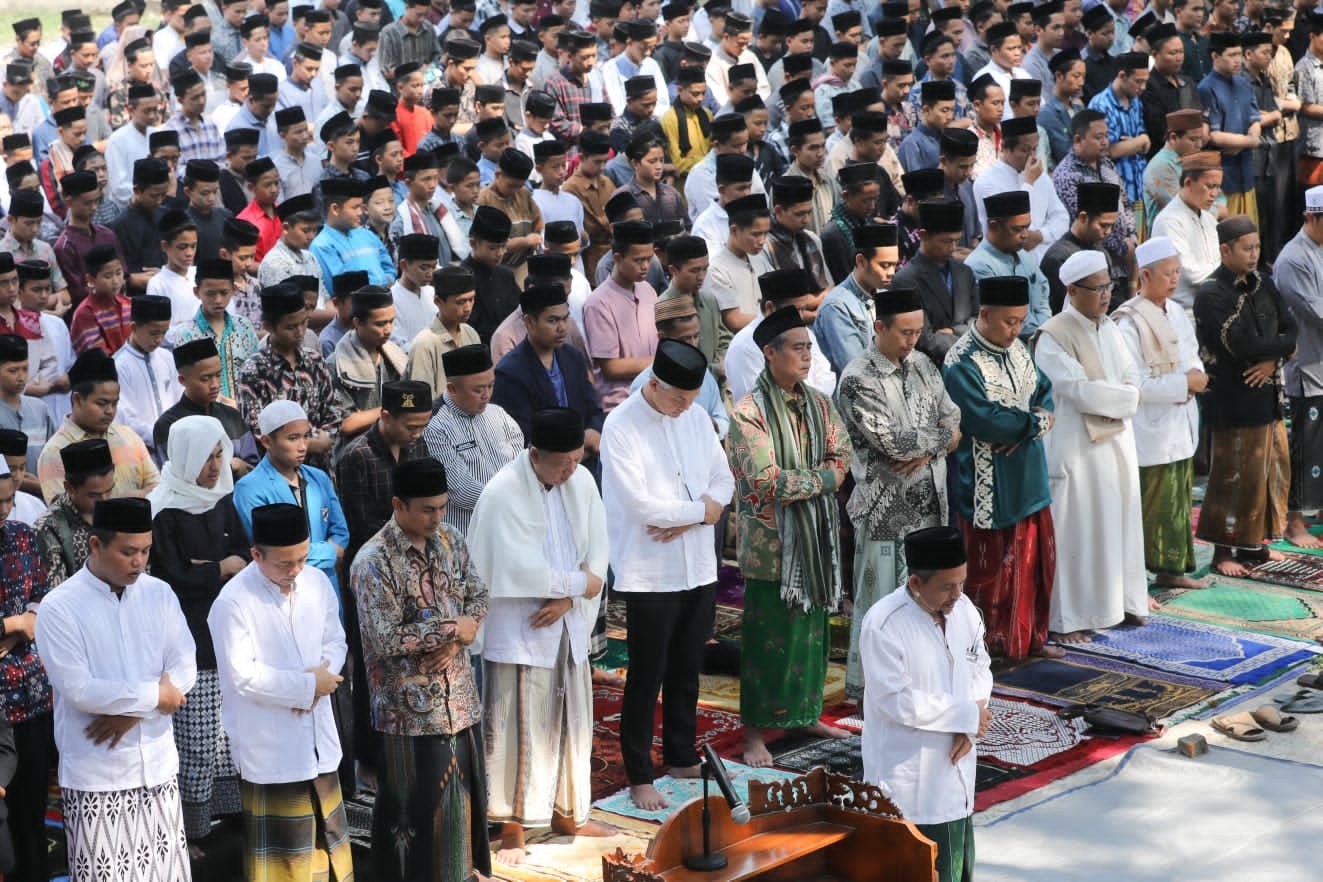 Datang Ke Ponpes Al-Ittihad Cianjur, Ganjar Ikut Salat Istisqa Bareng Kiai Dan Santri