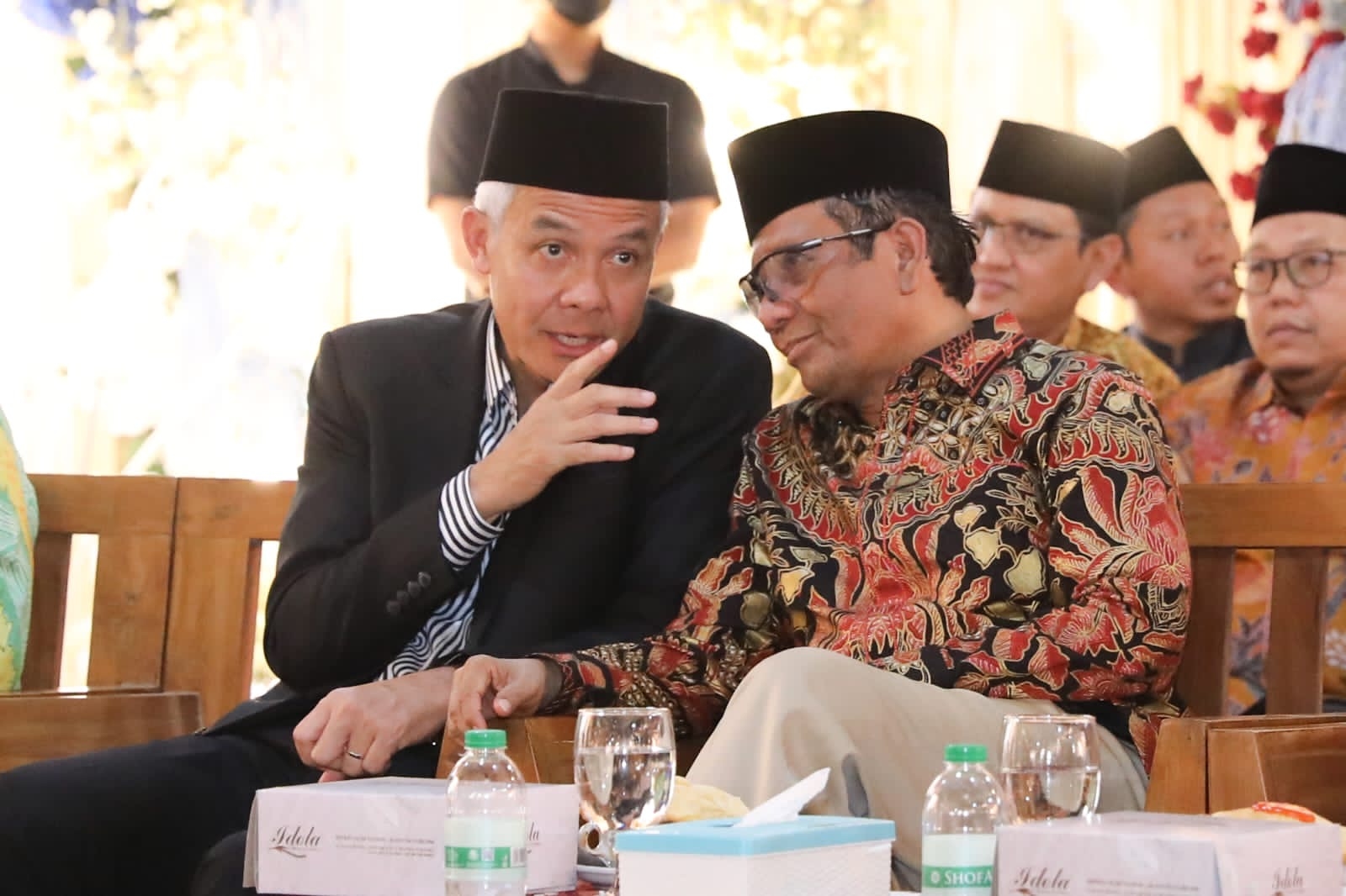 Hadiri Acara Ngunduh Mantu Pernikahan Putra Mustofa Aqil Siroj, Ganjar-Mahfud Terlihat Akrab