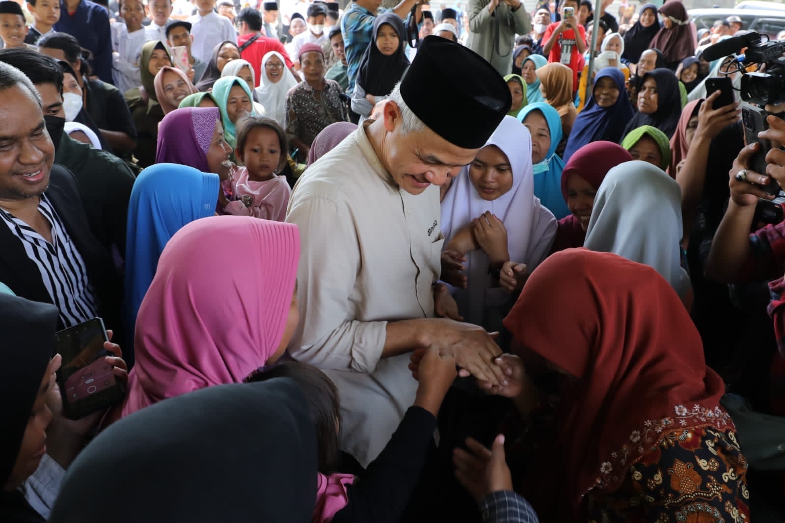 Silaturahmi Ke Ponpes Al-Jauhariyah, Ganjar Dapat Sorban Merah