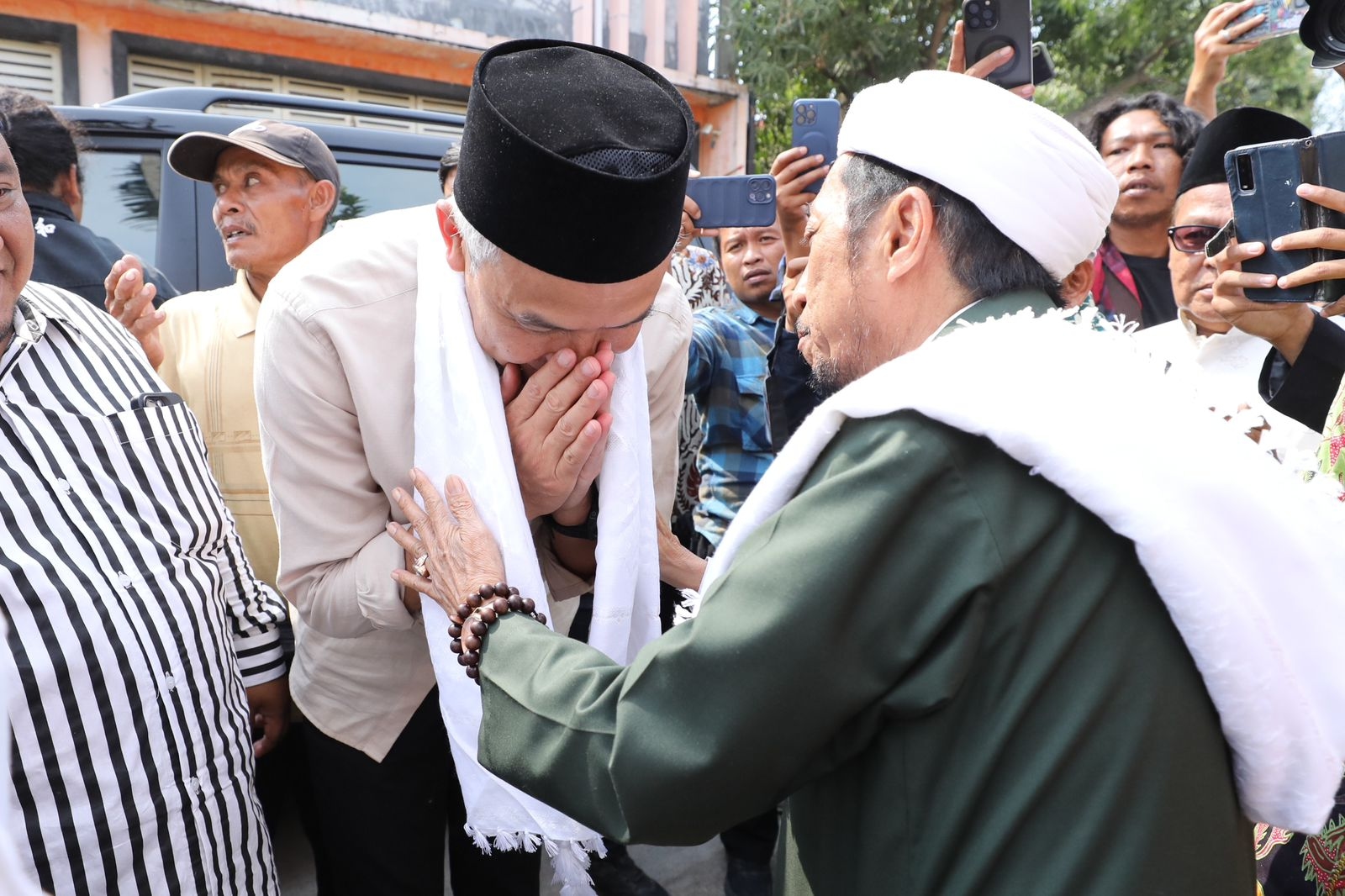 Berikan Tongkat Dan Tasbih Ke Ganjar, Pimpinan Ponpes Gedongan Cirebon: Ini Susah Dicari