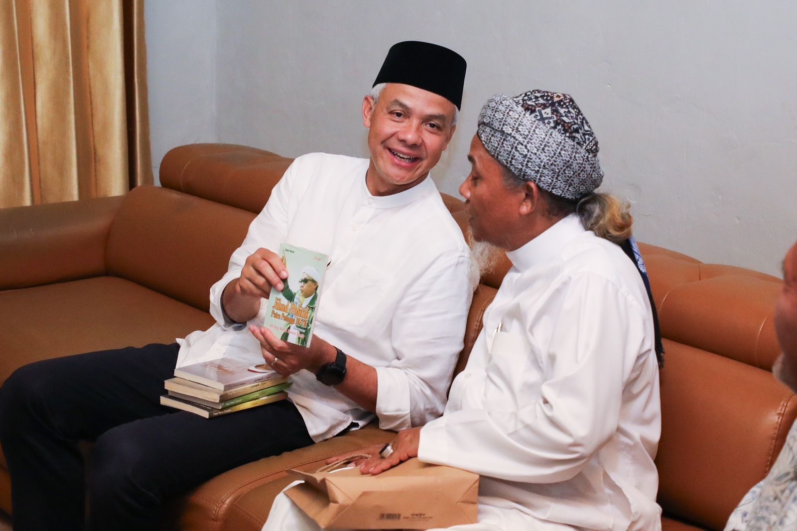 Kunjungi Ponpes Miftahul Huda, Ganjar Dikasih Buku Dan Bicara Politik: Tapi Enggak Bahas Cawapres