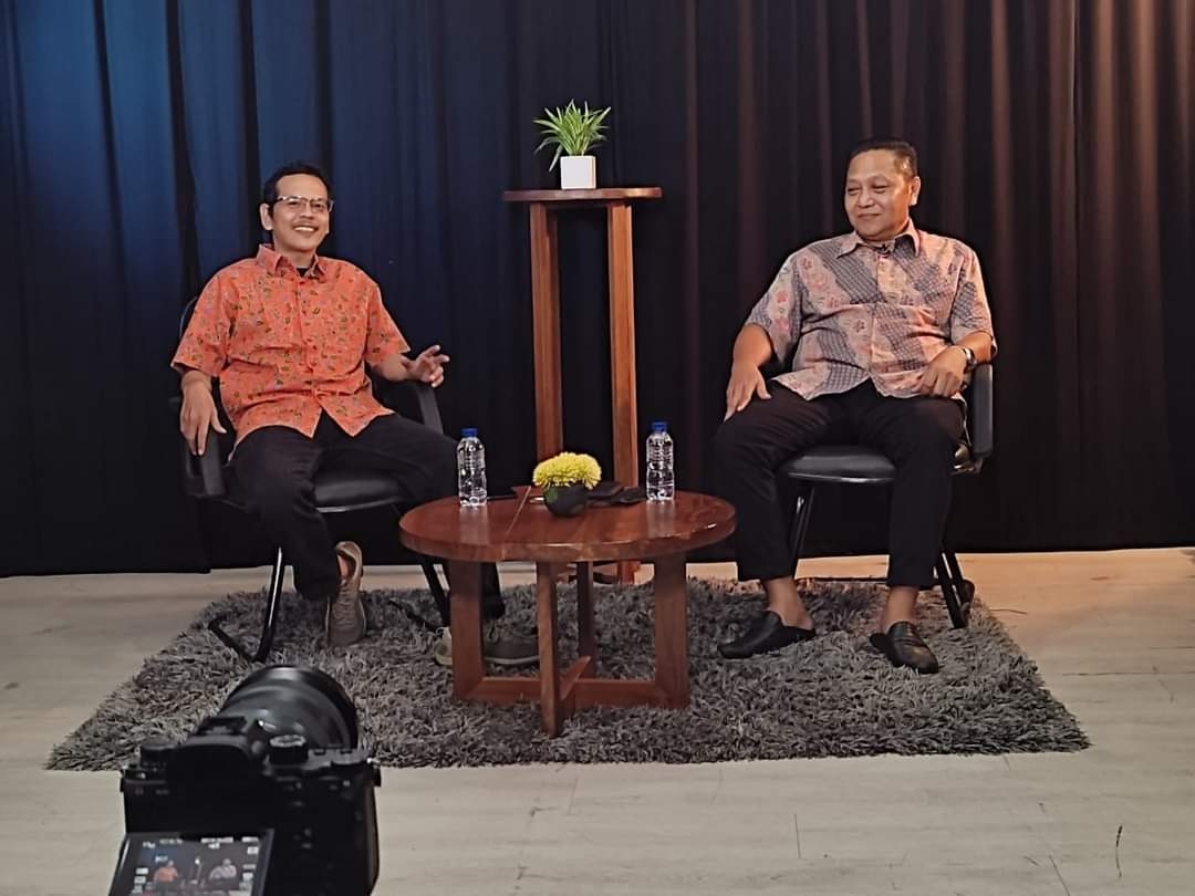ADHIE M MASSARDI: Loloskan Gibran Cawapres, MK Ibarat Main Api Neraka