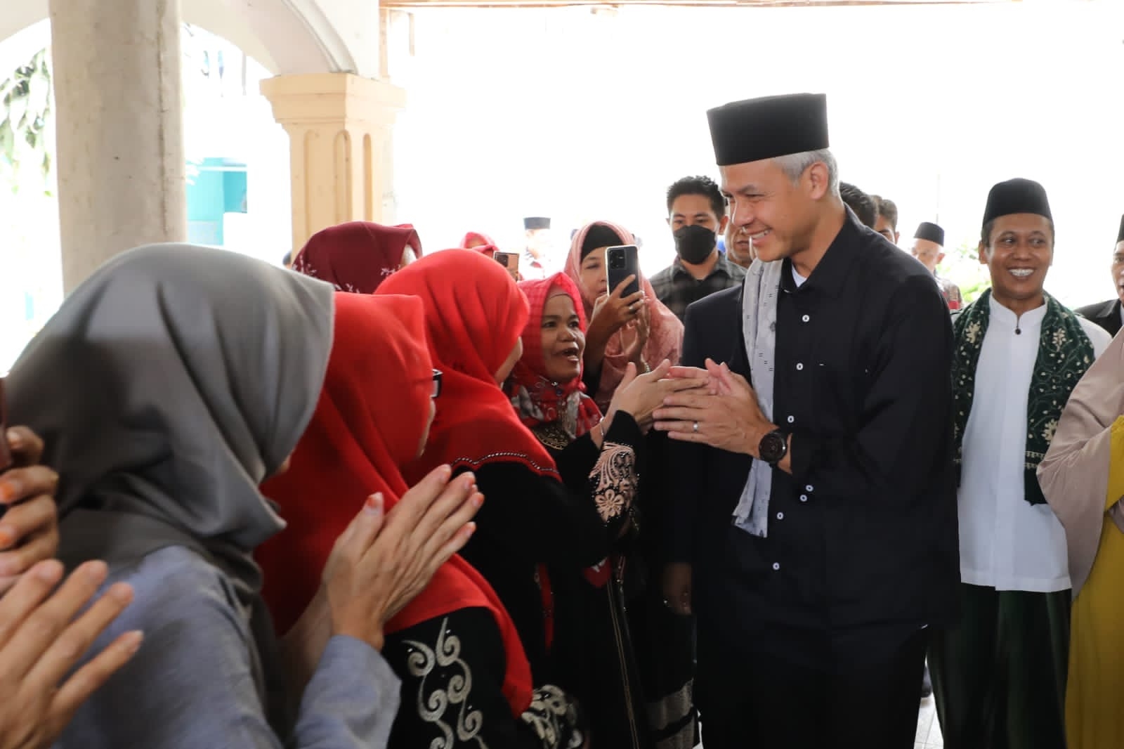 Datang Ke Ponpes Nurul Ibad, Ganjar Bersilahturahmi Dan Ziarah Ke Makam Ulama Sepuh Betawi
