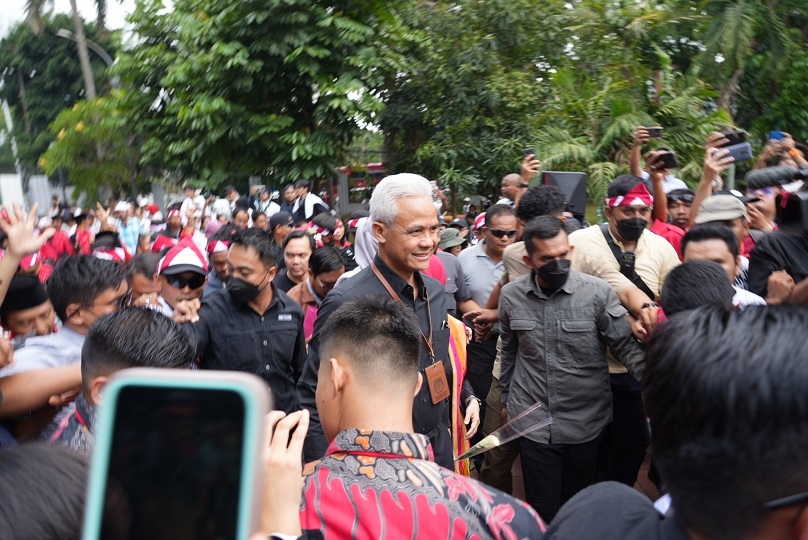Tiba Di Tugu Proklamasi, Ganjar Disambut Meriah Ribuan Pendukung