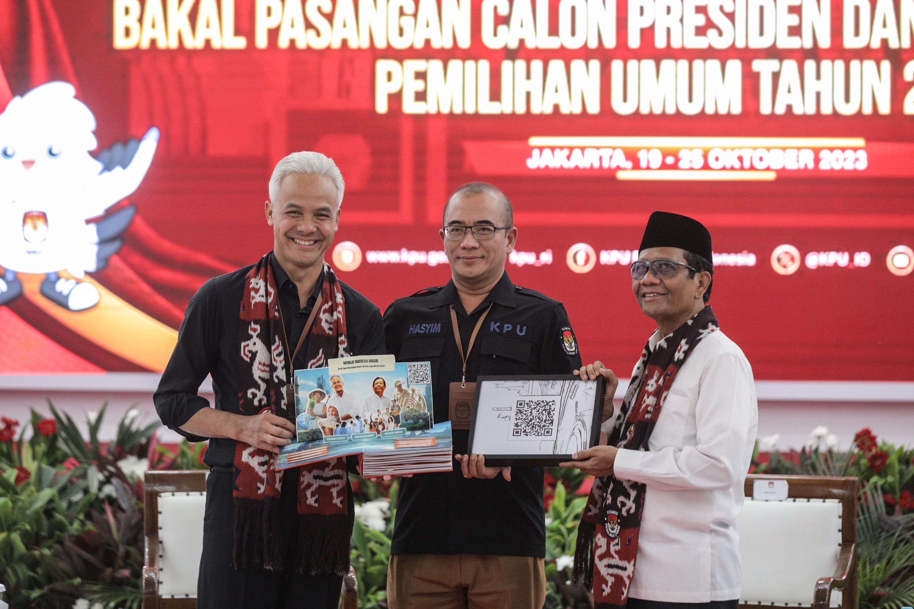 Ganjar Mulai Kampanye Dari Papua, Mahfud Aceh